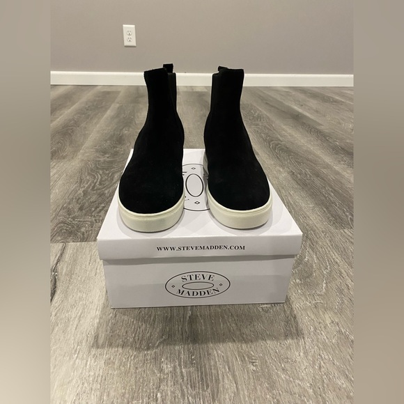 Ankle-boot silhouette Steve Madden sneakers, rendered in refined suede. … - Picture 6 of 13